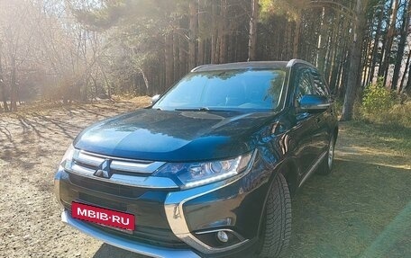 Mitsubishi Outlander III рестайлинг 3, 2018 год, 1 680 000 рублей, 2 фотография