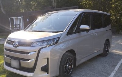 Toyota Noah, 2022 год, 3 400 000 рублей, 1 фотография