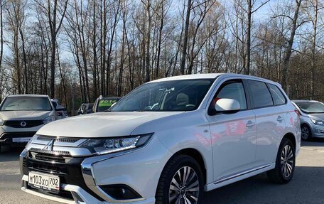 Mitsubishi Outlander III рестайлинг 3, 2022 год, 2 799 900 рублей, 3 фотография