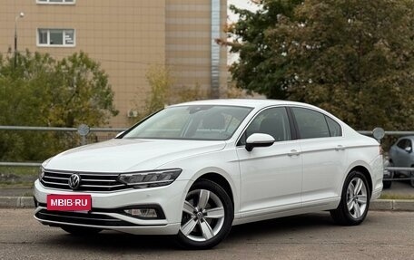 Volkswagen Passat B8 рестайлинг, 2019 год, 2 990 000 рублей, 1 фотография