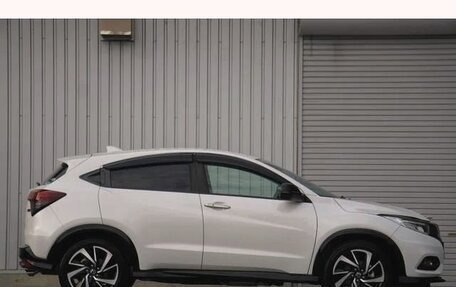 Honda Vezel, 2021 год, 1 350 000 рублей, 2 фотография