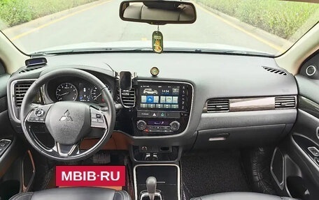 Mitsubishi Outlander III рестайлинг 3, 2021 год, 2 152 000 рублей, 6 фотография