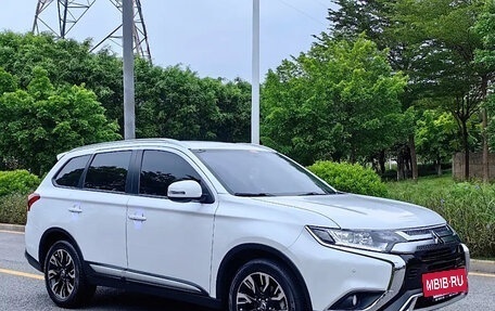 Mitsubishi Outlander III рестайлинг 3, 2021 год, 2 152 000 рублей, 2 фотография