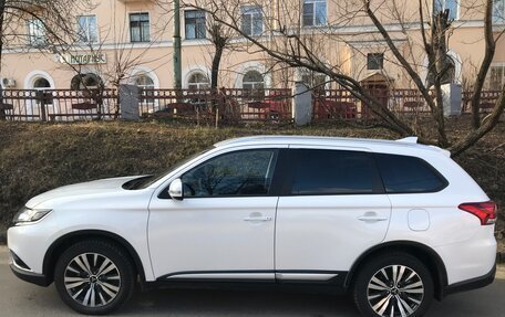 Mitsubishi Outlander III рестайлинг 3, 2019 год, 3 050 000 рублей, 1 фотография