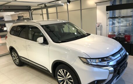 Mitsubishi Outlander III рестайлинг 3, 2019 год, 3 050 000 рублей, 2 фотография