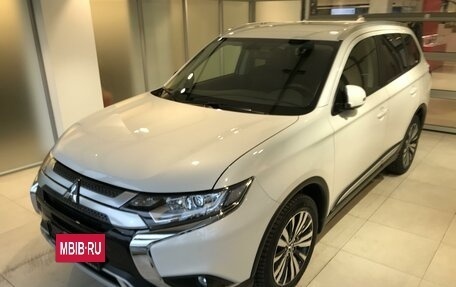 Mitsubishi Outlander III рестайлинг 3, 2019 год, 3 050 000 рублей, 3 фотография