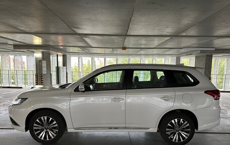 Mitsubishi Outlander III рестайлинг 3, 2022 год, 3 290 000 рублей, 8 фотография