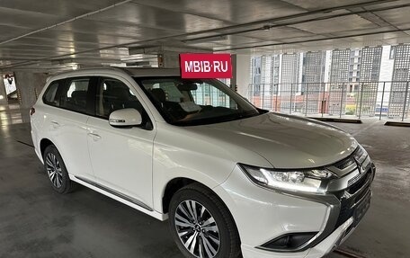 Mitsubishi Outlander III рестайлинг 3, 2022 год, 3 290 000 рублей, 2 фотография