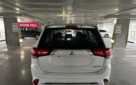 Mitsubishi Outlander III рестайлинг 3, 2022 год, 3 290 000 рублей, 5 фотография