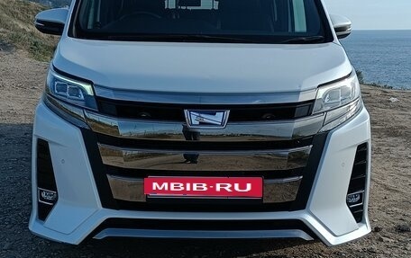 Toyota Noah III, 2019 год, 2 655 000 рублей, 4 фотография