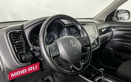 Mitsubishi Outlander III рестайлинг 3, 2018 год, 2 555 000 рублей, 13 фотография