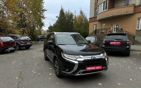 Mitsubishi Outlander III рестайлинг 3, 2020 год, 2 600 000 рублей, 1 фотография