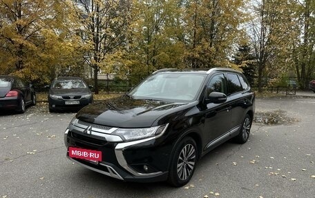 Mitsubishi Outlander III рестайлинг 3, 2020 год, 2 600 000 рублей, 3 фотография