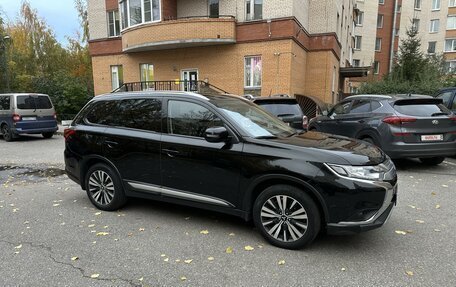 Mitsubishi Outlander III рестайлинг 3, 2020 год, 2 600 000 рублей, 12 фотография