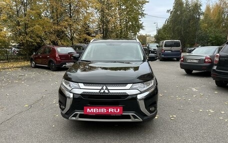 Mitsubishi Outlander III рестайлинг 3, 2020 год, 2 600 000 рублей, 2 фотография