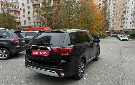 Mitsubishi Outlander III рестайлинг 3, 2020 год, 2 600 000 рублей, 9 фотография