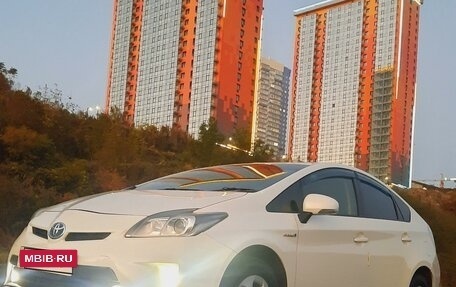 Toyota Prius, 2015 год, 1 050 000 рублей, 2 фотография