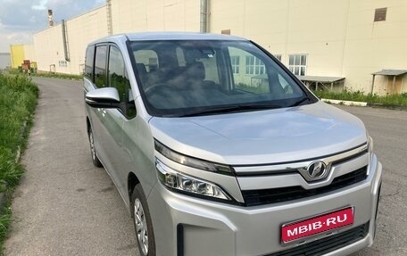 Toyota Voxy III, 2018 год, 2 900 000 рублей, 1 фотография