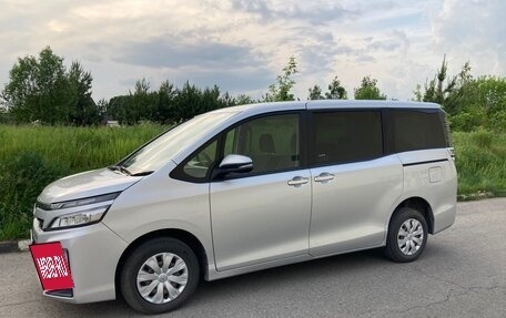 Toyota Voxy III, 2018 год, 2 900 000 рублей, 3 фотография