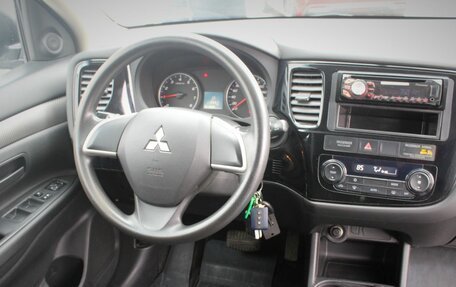 Mitsubishi Outlander III рестайлинг 3, 2014 год, 1 550 000 рублей, 15 фотография