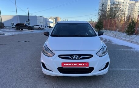 Hyundai Solaris II рестайлинг, 2011 год, 800 000 рублей, 3 фотография