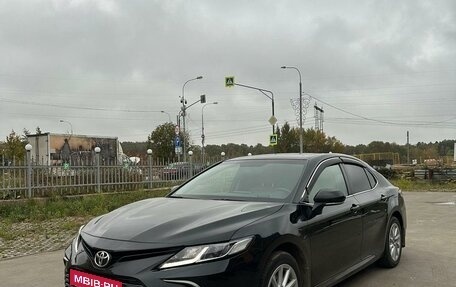 Toyota Camry, 2021 год, 2 600 000 рублей, 1 фотография