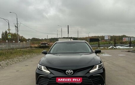 Toyota Camry, 2021 год, 2 600 000 рублей, 2 фотография