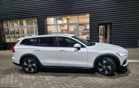 Volvo V60 Cross Country II, 2019 год, 3 199 000 рублей, 4 фотография