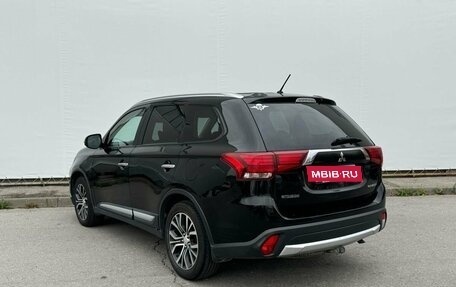 Mitsubishi Outlander III рестайлинг 3, 2015 год, 1 895 000 рублей, 4 фотография