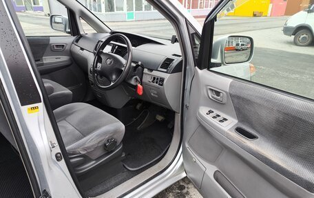 Toyota Voxy II, 2002 год, 900 000 рублей, 26 фотография