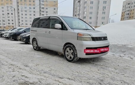 Toyota Voxy II, 2002 год, 900 000 рублей, 40 фотография