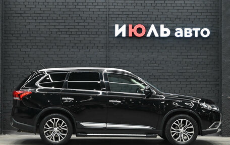 Mitsubishi Outlander III рестайлинг 3, 2015 год, 2 700 000 рублей, 10 фотография