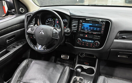 Mitsubishi Outlander III рестайлинг 3, 2015 год, 2 700 000 рублей, 14 фотография