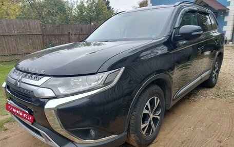 Mitsubishi Outlander III рестайлинг 3, 2019 год, 2 000 000 рублей, 2 фотография