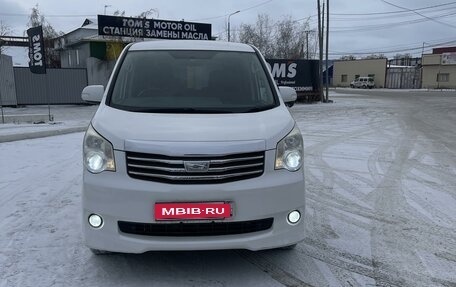 Toyota Noah III, 2011 год, 1 650 000 рублей, 1 фотография