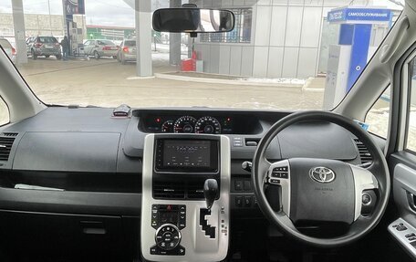 Toyota Noah III, 2011 год, 1 650 000 рублей, 8 фотография