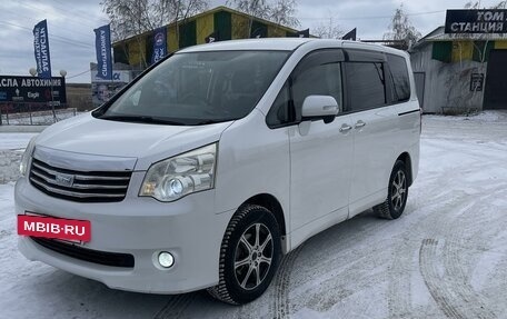 Toyota Noah III, 2011 год, 1 650 000 рублей, 2 фотография