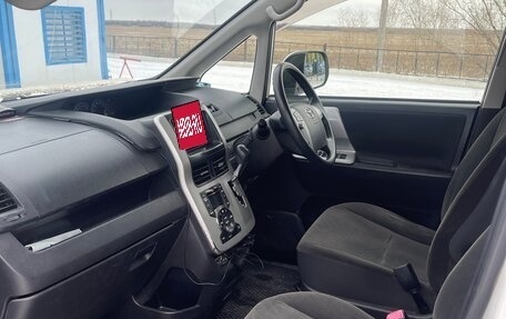 Toyota Noah III, 2011 год, 1 650 000 рублей, 9 фотография