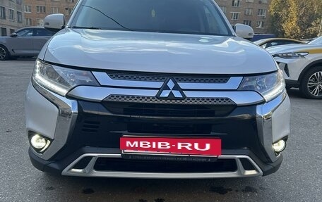 Mitsubishi Outlander III рестайлинг 3, 2019 год, 2 500 000 рублей, 2 фотография