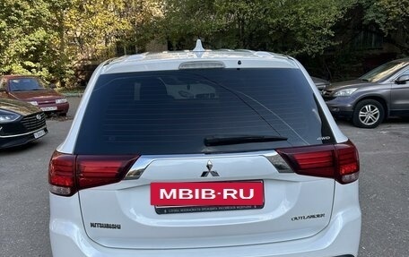 Mitsubishi Outlander III рестайлинг 3, 2019 год, 2 500 000 рублей, 14 фотография