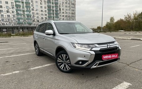 Mitsubishi Outlander III рестайлинг 3, 2021 год, 3 550 000 рублей, 5 фотография