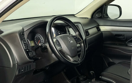 Mitsubishi Outlander III рестайлинг 3, 2015 год, 1 650 000 рублей, 13 фотография