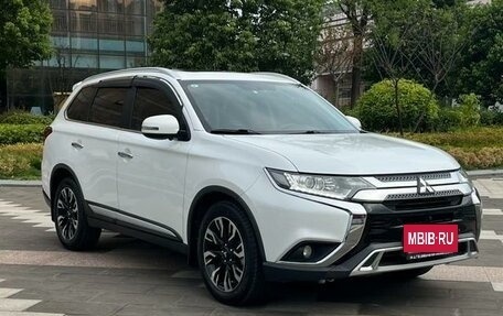 Mitsubishi Outlander III рестайлинг 3, 2020 год, 2 236 000 рублей, 6 фотография