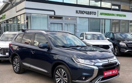 Mitsubishi Outlander III рестайлинг 3, 2020 год, 2 449 000 рублей, 3 фотография