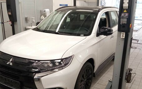 Mitsubishi Outlander III рестайлинг 3, 2022 год, 4 069 000 рублей, 2 фотография