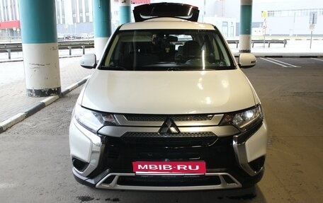 Mitsubishi Outlander III рестайлинг 3, 2019 год, 2 200 000 рублей, 1 фотография