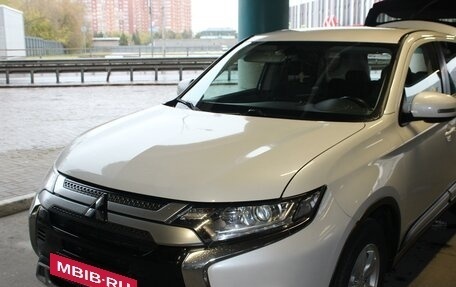 Mitsubishi Outlander III рестайлинг 3, 2019 год, 2 200 000 рублей, 5 фотография