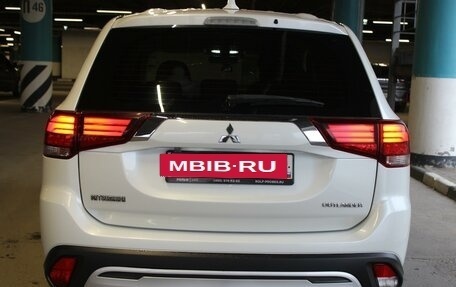 Mitsubishi Outlander III рестайлинг 3, 2019 год, 2 200 000 рублей, 11 фотография