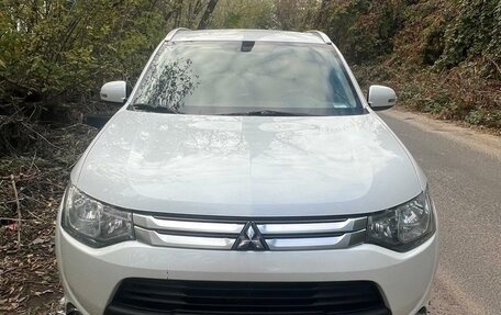 Mitsubishi Outlander III рестайлинг 3, 2014 год, 1 800 000 рублей, 3 фотография