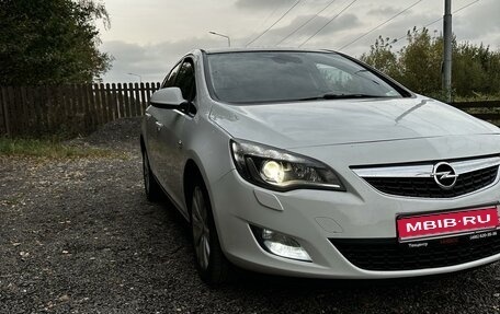 Opel Astra J, 2010 год, 885 000 рублей, 1 фотография